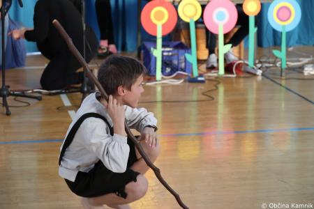 Otroci Osnovne šole Marije Vere so pozdravili pomlad in se spomnili knjižnih junakov (66)